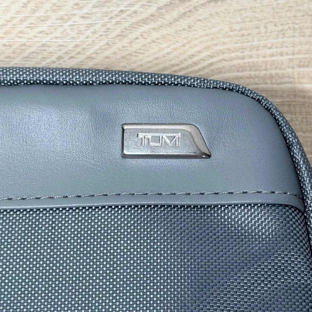 Tumi Toiletry Pouch Unisex OS Gray Travel Case Delta Airline Ballistic Nylon Zip